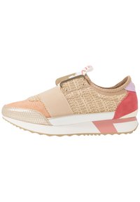 Sneaker med en mix av beige texturerat tyg, rosa accenter och en metallisk guldkåpa; säkrad med ett elastiskt band och dekorativ hårdvara.