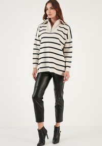 LELA Pulover - light stone/black