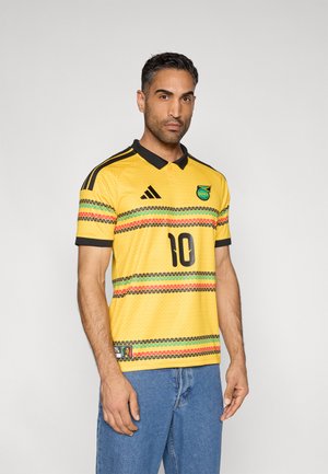 Camiseta de fútbol amarilla con detalles en negro, collar y franjas horizontales multicolores; gran número 10 impreso en el frente.