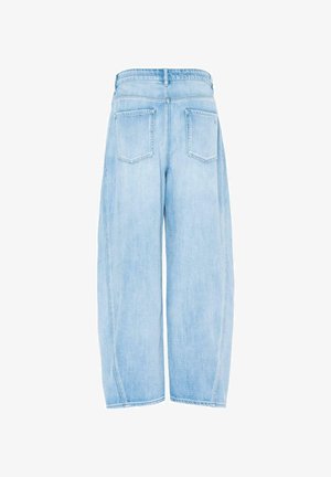 Pantaloni in denim azzurro chiaro a gamba larga con vita alta, due tasche posteriori e cuciture visibili lungo i lati. Texture liscia.