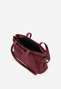 Bolso tote burdeos de tela, con asas dobles, cierre con cremallera y textura suave con compartimentos interiores.