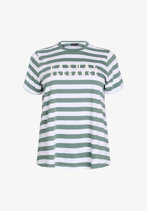 Stripet t-shirt i grøn og hvid bomuldsblanding med korte ærmer. Fremhævet tekst "CASUAL ELEGANCE" i lys gul tværs over brystet.