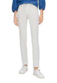 Jasno beżowe dżinsy slim-fit, wykonane z miękkiego materiału o gładkiej fakturze. Posiadają pięć kieszeni oraz klasyczne zapięcie na guziki i zamek.