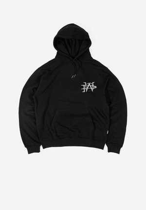 Čierna mikina s kapucňou s predným vreckom a bielym abstraktným logom na ľavej strane hrudníka, zobrazená na jednoduchom bielom pozadí.