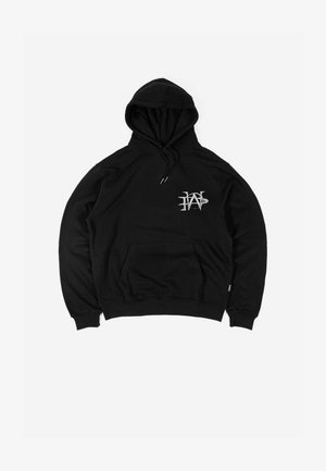 Čierna mikina s kapucňou s predným vreckom a bielym abstraktným logom na ľavej strane hrudníka, zobrazená na jednoduchom bielom pozadí.