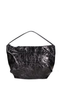 Borsa a tracolla nera in sintetico con finitura semi-lucida, texture stropicciata e un'unica tracolla curva. Presenta un design ampio e aperto.