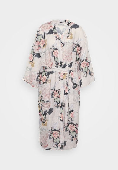 Cvečni kimono iz lahkega materiala, s kombinacijo rožnatih, zelenih in črnih vzorcev. Dolgi rokavi in pas z broško.