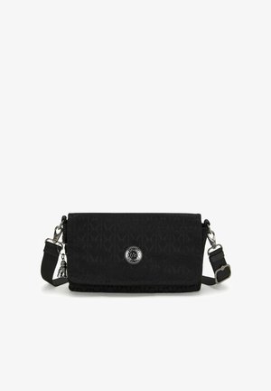 Schwarze Stoff-Crossbody-Tasche mit geometrischem Muster, magnetischem Druckverschluss, silbernem Logoakzent und abnehmbarem Tragegurt mit Hardware-Details.