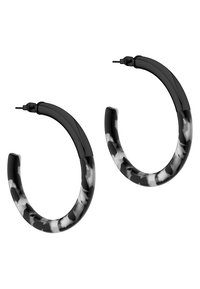 Boucles d'oreilles créoles noires avec une finition brillante. Motifs marbrés compliqués en blanc et gris sur la moitié inférieure. Bords supérieurs solides en noir. Design léger.