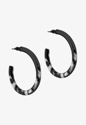 Schwarze Creolen mit glanzvoller Oberfläche. Komplexe weiße und graue marmorierte Muster im unteren Bereich. Solide schwarze Oberkante. Leichtes Design.