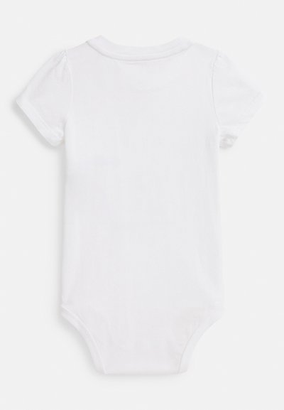 Λευκό βρεφικό φορμάκι με κοντά μανίκια και στρογγυλή λαιμόκοψη, εμφανίζεται από πίσω σε απλό λευκό φόντο.