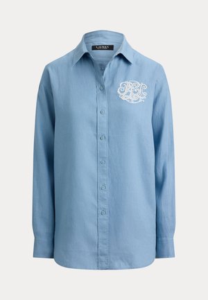 Chemise à manches longues bleu clair avec col pointu et logo "RL" orné brodé en blanc sur la poitrine gauche.