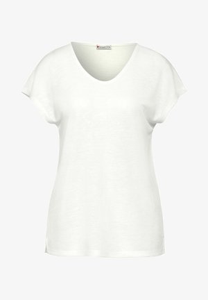 Camiseta blanca de manga corta y cuello en V, hecha de una tela ligera; presenta un corte relajado y pequeñas aberturas en los laterales del dobladillo.