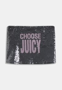 Μαύρο τσαντάκι με παγιέτες και το κείμενο «CHOOSE JUICY» σε έντονο ροζ χρώμα. Ορθογώνιο σχήμα με λεία υφή και λαμπερά στοιχεία σε όλη την επιφάνεια.