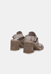 Bata Sandaalit nilkkaremmillä - taupe