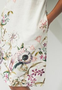 Next TALL -REGULAR FIT - Vapaa-ajan mekko - ecru cream floral