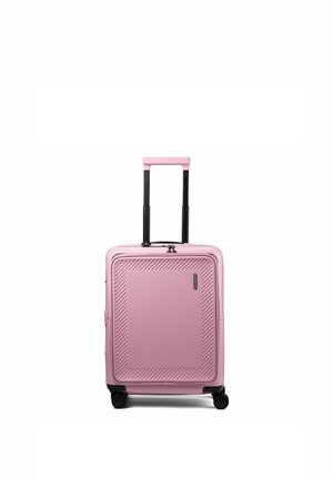 Compacte roze harde koffer met uitgetrokken zwarte telescopische handgreep en vier zwarte zwenkwielen op een witte achtergrond.