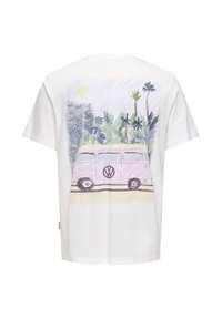 Camiseta de algodón blanca con un boceto de color de una furgoneta Volkswagen rosa sobre un fondo tropical con palmeras y un sol.