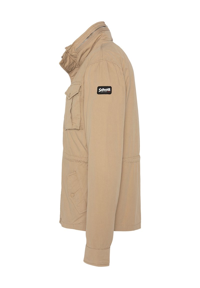 Giacca khaki realizzata in tessuto leggero, con colletto con zip, tasche laterali e una toppa con il marchio sul maniche sinistro.