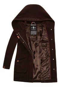 Veste à capuche marron avec fermeture éclair, doublure satinée et poches avant. Présente une broderie de logo et des étiquettes intérieures. Texture douce et coupe ajustée.