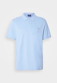 Polo bleu clair à manches courtes avec deux boutons et un petit logo brodé sur le côté gauche de la poitrine.