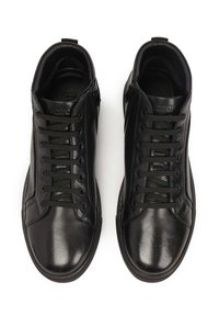 Črne usnjene visoke superge z gladko teksturo, okroglo špicasto obliko, vezalkami spredaj in stranskimi zadrgami. Opremljene z kontrastnimi vezalkami.