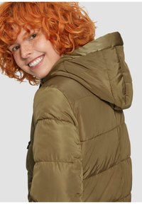 Olijfgroene pufferjack met capuchon, met een gewatteerd patroon en een glanzende afwerking. Ritsdetail zichtbaar aan de zijkant.