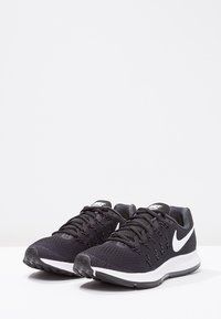 Nike Performance Chaussures de running sur route - black