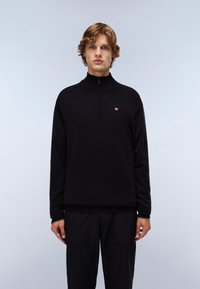 Sort half-zip sweater lavet af blødt stof, med en stående krave og et lille logo på brystet. Pasformen er afslappet med lange ærmer.