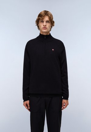 Sort half-zip sweater lavet af blødt stof, med en stående krave og et lille logo på brystet. Pasformen er afslappet med lange ærmer.