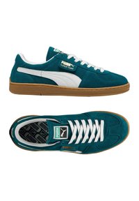 Türkise Wildledersneaker mit weißen Akzenten und Gummisohlen. Verfügt über weiße Schnürsenkel und ein Markenschild an der Seite. Klassisches Design.