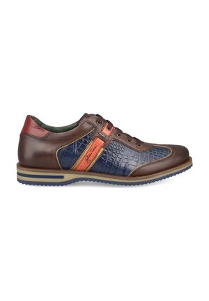 Brauner Leder- und blauer strukturierter Sneaker mit orangefarbenem Akzentstreifen und beiger Sohle mit blauem Profil, von der Seite betrachtet.
