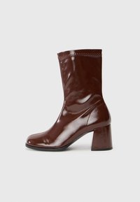 Magassarkú csizmák - brown