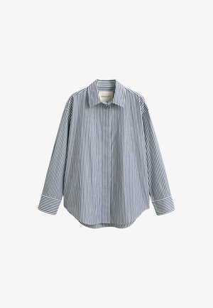 Blau-weiß gestreiftes, langärmliges Hemd mit Knopfleiste, Kragen und Brusttasche, auf weißem Hintergrund dargestellt.