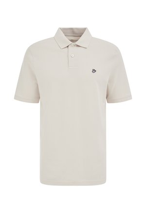 Beige polo met korte mouwen, twee knopen en een klein zwart-wit handlogo op de linkerborst.