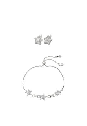 Set de bijuterii din argint, format din cercei în formă de stea și o brățară cu stele legate între ele, decorate cu cristale transparente pe un lanț delicat.