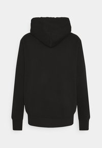 Sudadera con capucha negra de textura suave, con capucha redondeada, puños acanalados y diseño liso en la parte posterior.