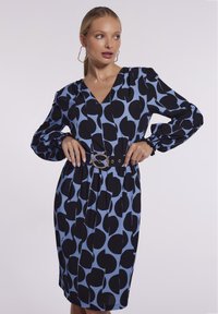 Niebieska i czarna sukienka w wzory z dekoltem w serek, d�ługimi bufkami, elastycznymi mankietami oraz czarnym paskiem z okrągłą klamrą.