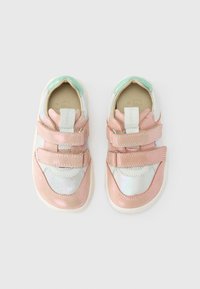 Παιδικά αθλητικά παπούτσια σε ροζ και μέντα με ιριδίζουσες λεπτομέρειες, δύο λουράκια με βέλκρο, ύφασμα από λείο δέρμα, στρογγυλεμένο σχήμα και μαξιλαρωμένες σόλες.