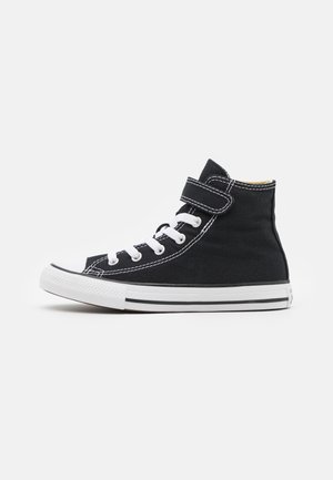 Zwarte high-top sneaker met witte veters, een klittenbandsluiting en rubberen zool. Voorzien van witte stiksels en een gestructureerd canvas bovenwerk.