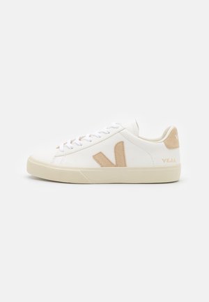 Sneaker bianche con dettagli beige, materiale in pelle liscia, punta tonda, suola in gomma piatta e stringhe davanti con logo sul tallone.