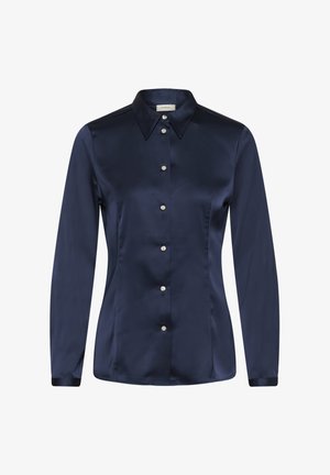 Blouse en satin bleu marine à manches longues avec col pointu et boutons à l'avant ressemblant à des perles, coupe ajustée et texture lisse.