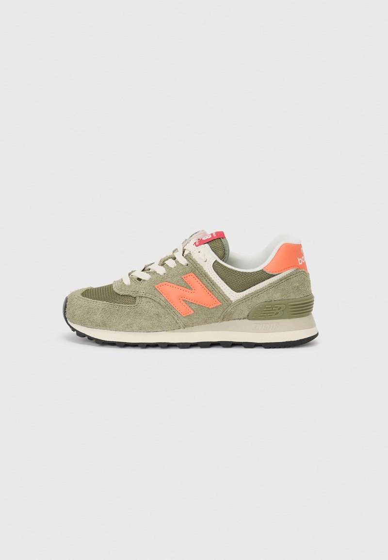 New Balance - 574 UNISEX - Sneakers low - dark olivine, Extindeți