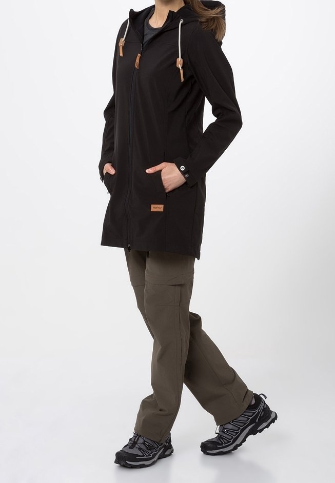 Abrigo largo negro con capucha ajustable, dos bolsillos delanteros y detalles de cuero; combinado con pantalones cargo oliva y zapatillas deportivas negras.