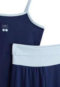 Marineblaue Oberteil mit hellblauen Akzenten und Kirschmotiv; passender hellblauer Bund darunter, glatter Stoff, ärmelloses Design.