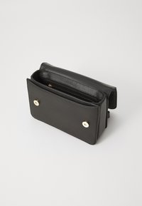 Borsa a tracolla in pelle nera con superficie texture, forma rettangolare, pattina frontale e due chiusure a pressione dorate. Include un compartimento con cerniera.