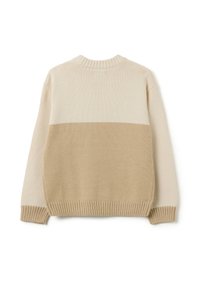 Suéter de punto en tonos beige y marrón claro, con cuello redondo, puños y dobladillo acanalados, y un acabado de textura suave.