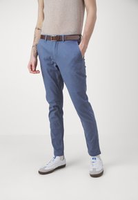 Jack & Jones JPSTMARCO JJDAVE WITH BELT - Hlače chino - china blue