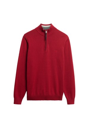 Roter Pullover mit langen Ärmeln, halbem Reißverschluss am Kragen sowie gerippten Bündchen an Ärmeln und Saum, präsentiert vor weißem Hintergrund.
