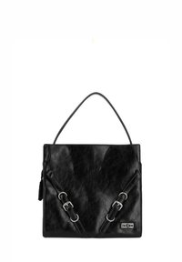 Borsa in pelle nera con una texture liscia, caratterizzata da due fibbie argento e una tracolla singola. Il design è rettangolare con accenti angolari.